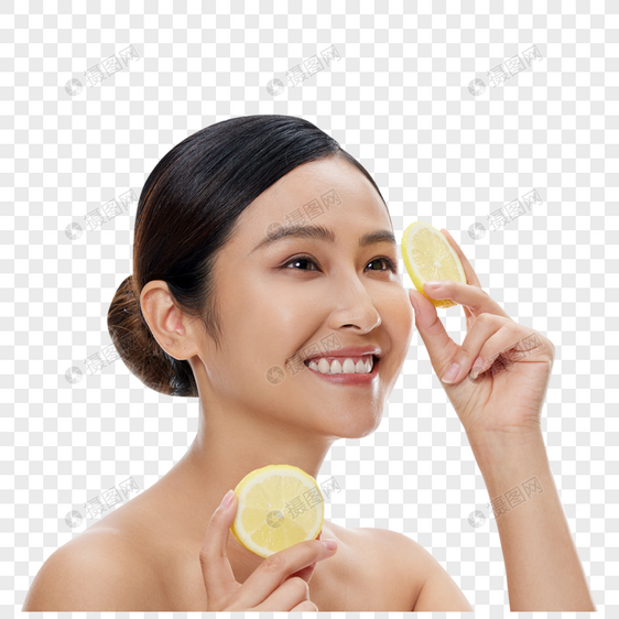美女手拿柠檬健康护肤概念图片