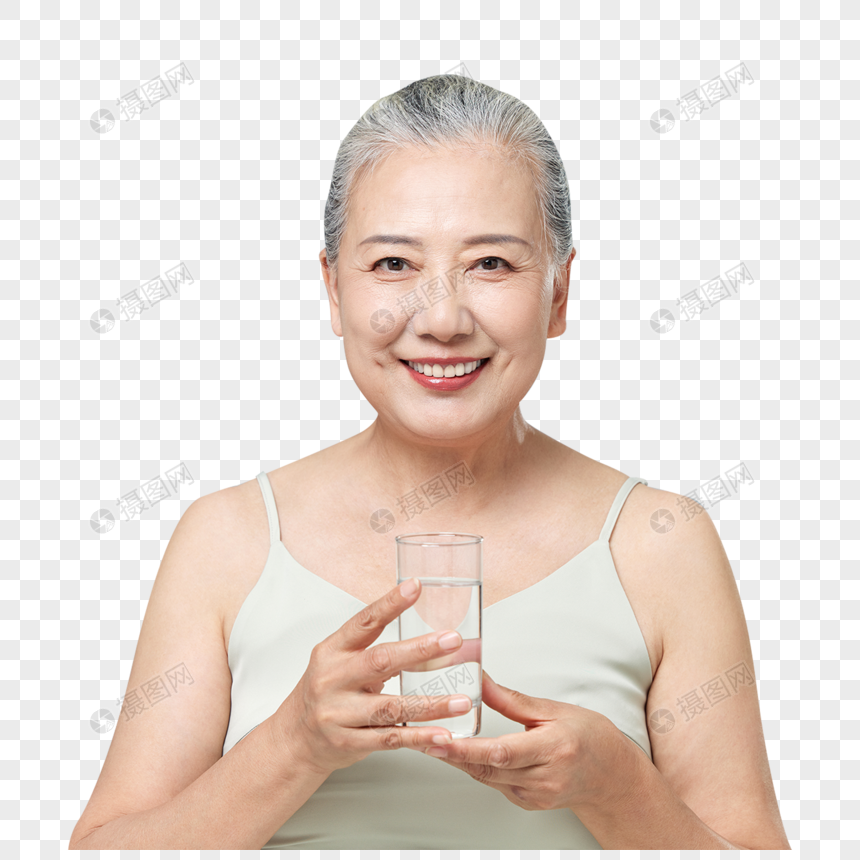 手捧水杯的老年女性图片