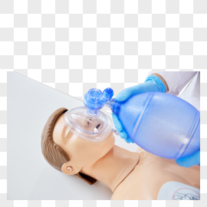 医护人员示范呼吸球囊急救方法图片