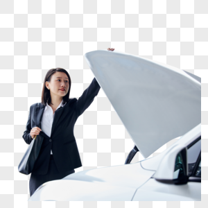 检查新能源汽车的女性白领图片