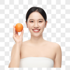 穿着抹胸的女人举着一个橙子拍照图片