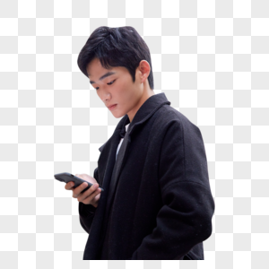 年轻男性街头使用手机图片