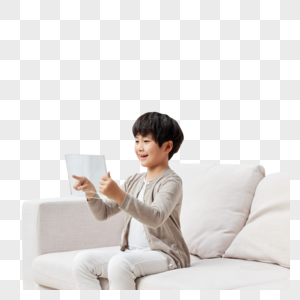 小男孩在沙发上点击虚拟屏幕高清图片