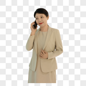 女白领在公司大楼走廊拿着手机打电话图片