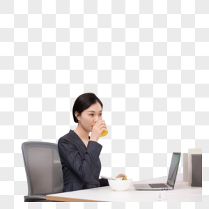 办公室里拿着橙汁的年轻女职员图片