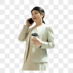 女白领在公司走廊拿着咖啡打电话图片