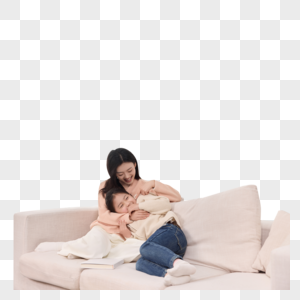 沙发上的女儿正亲昵靠在妈妈怀里图片