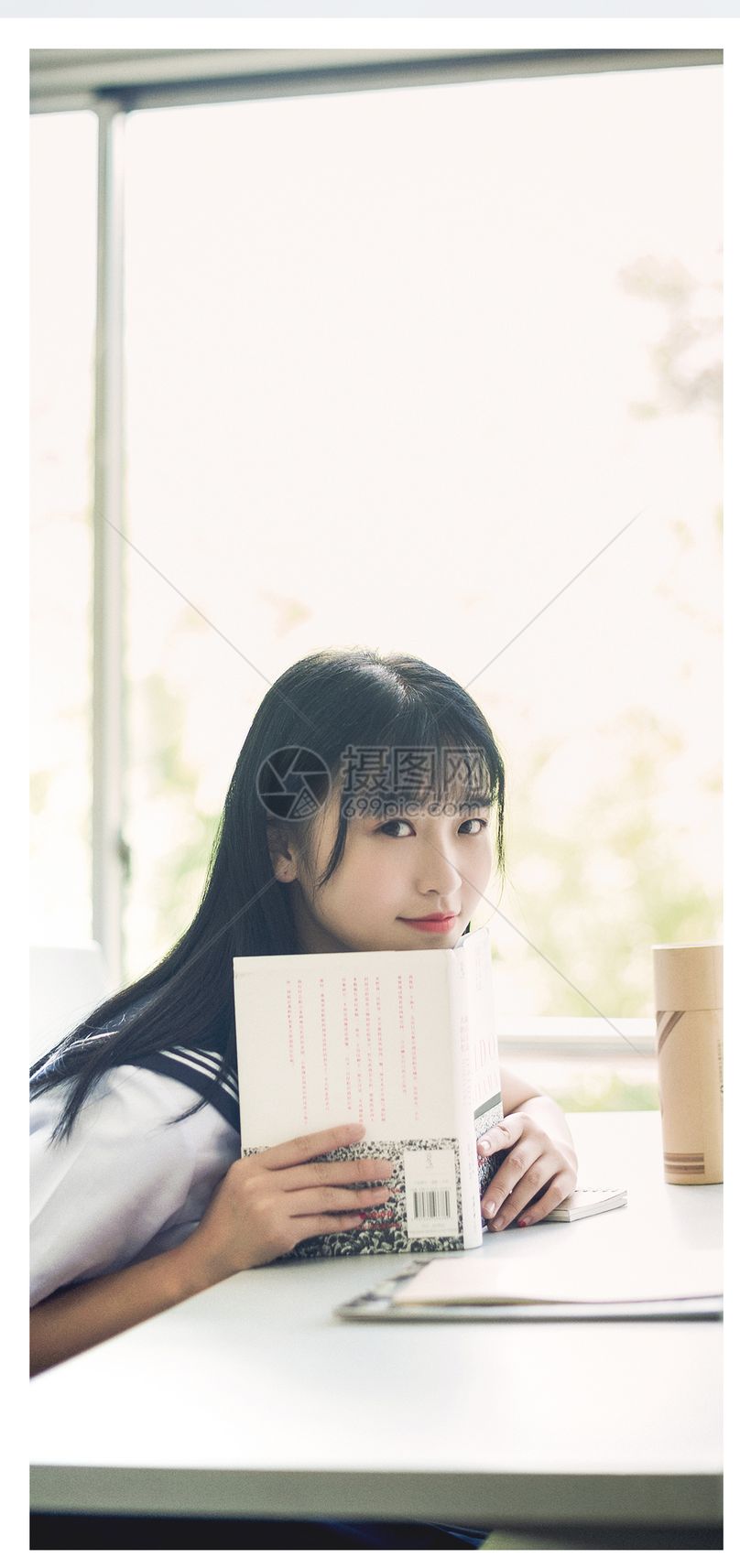 看书的美女手机壁纸