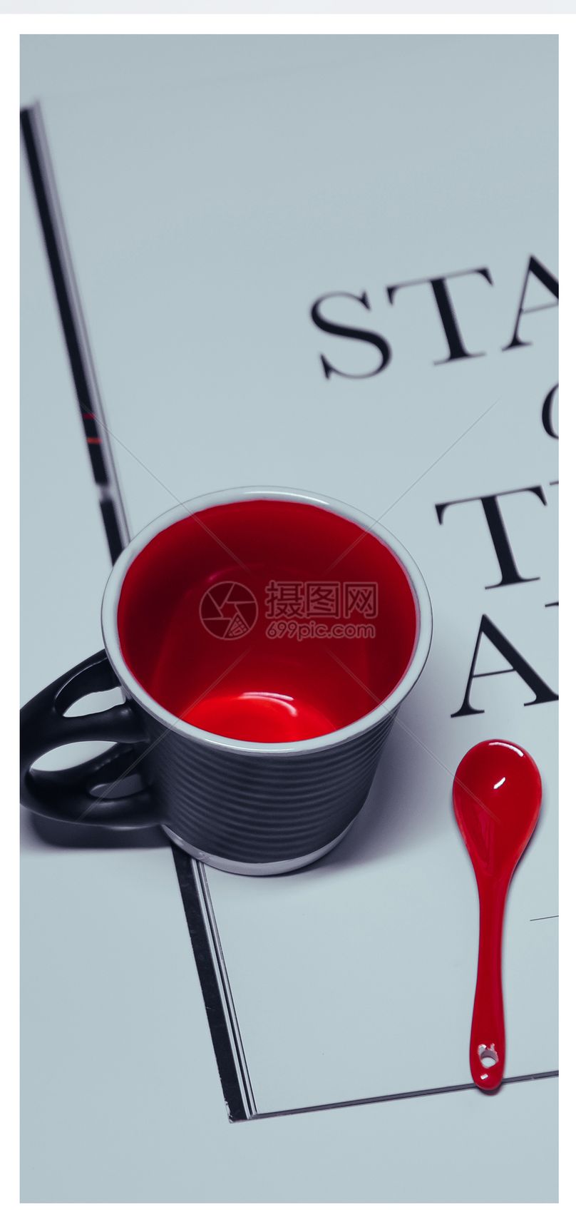 咖啡杯与杂志手机壁纸