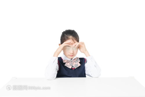 小学生做眼保健操