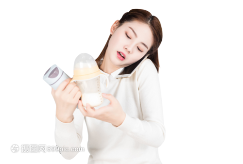 妈妈边打电话边冲奶粉