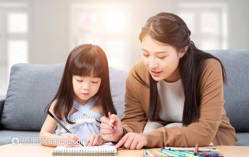 j9九游会马龙妻子夏露2026首晒美照陪儿子学功课吃牛排遛狗