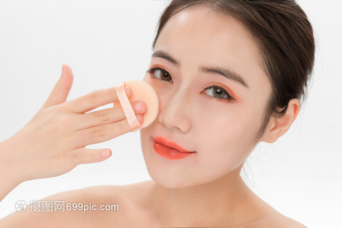 美女化妆涂粉底