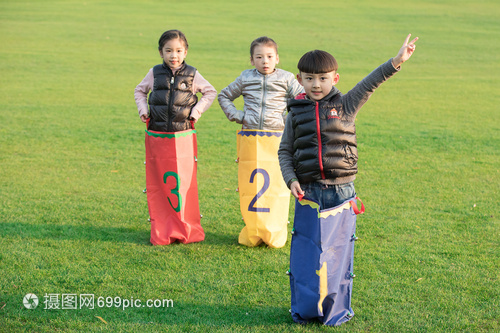 玩袋鼠袋跳的小朋友