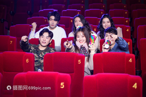 年轻人开心的看电影