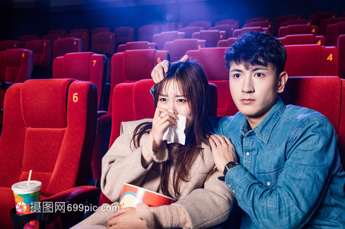 情侣在影院看悲伤电影