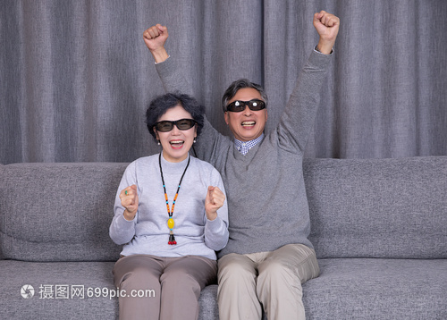 爷爷奶奶在家看电影