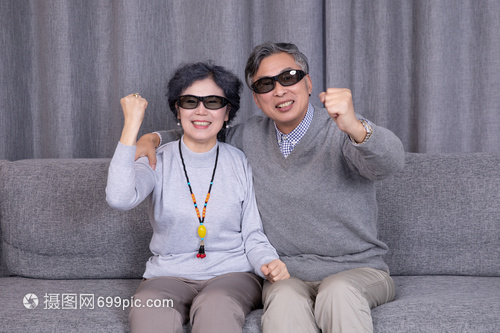 一起看电影的爷爷奶奶