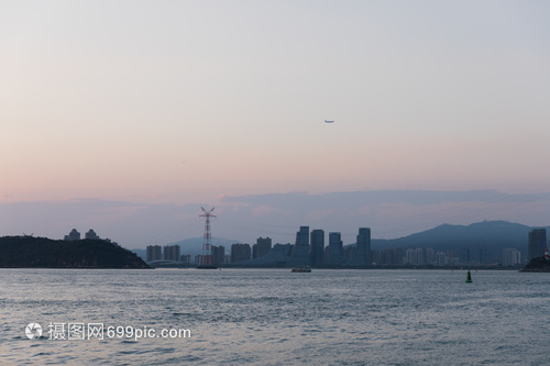 夜幕降临渐变色的海边城市