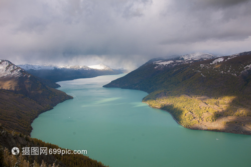 新疆喀纳斯湖水天气云彩
