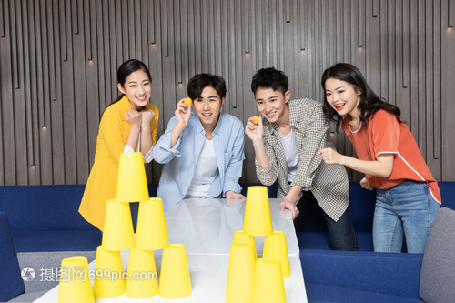 男女青年玩游戏