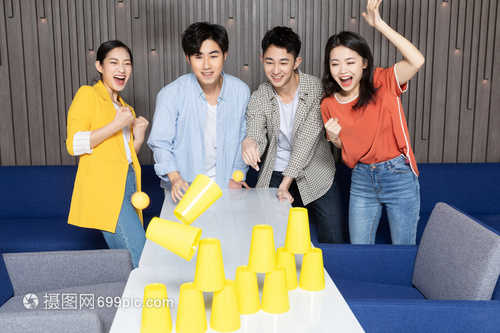 男女青年玩游戏