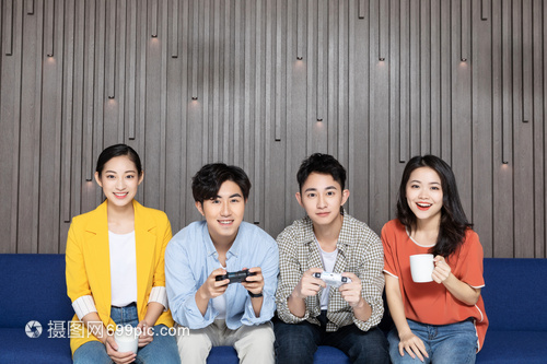 男女青年打游戏