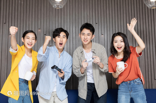 男女青年打游戏