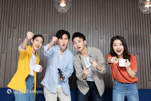 男女青年打游戏