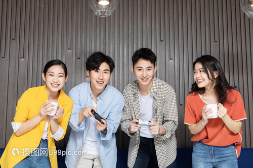 男女青年打游戏