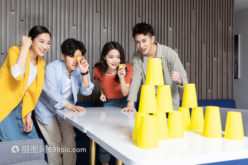 男女青年玩游戏