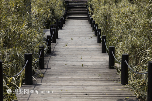 嘉鱼修理300处公园木栈道