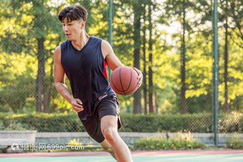男青年篮球运球