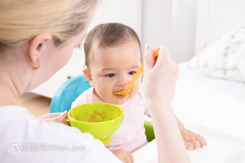 妈妈喂宝宝吃饭