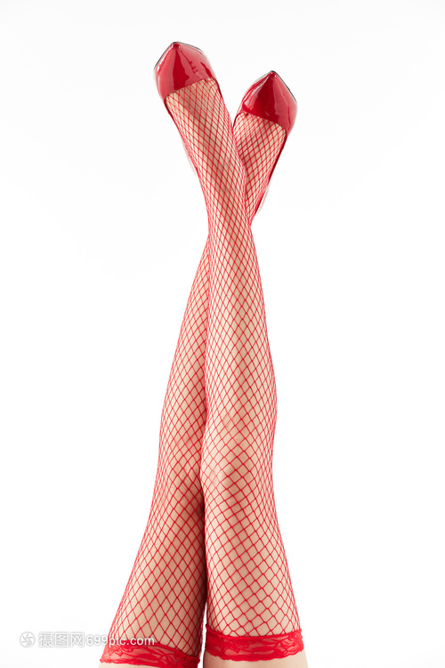 女性穿着红色丝袜和红色高跟鞋俯拍特写