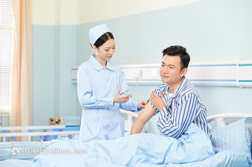 美女护士给病人打针