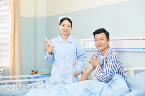 美女护士给病人打针