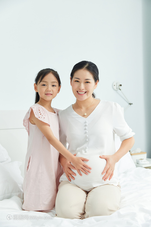 小女孩摸孕妇妈妈肚子感受胎动