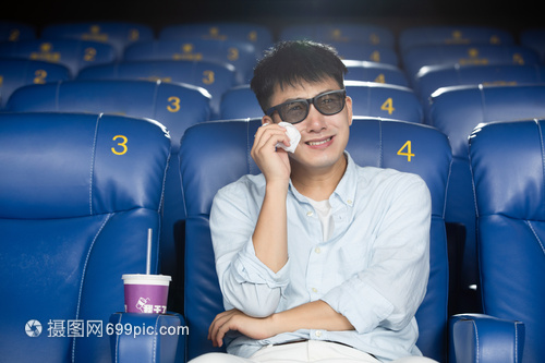 青年男性看悲伤电影