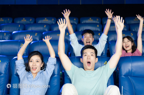 看电影惊讶表情的青年男女