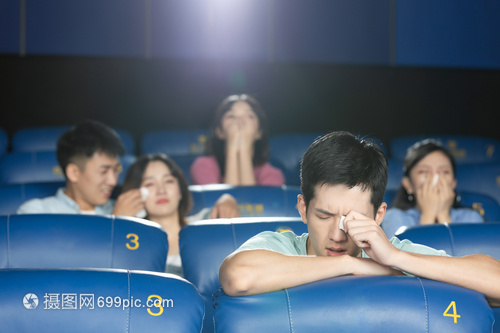 看悲伤电影的青年们