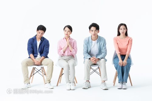 青年男女焦急等待面试