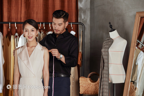 服装设计师为顾客量尺寸
