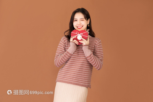 秋季文艺女性手捧礼物盒