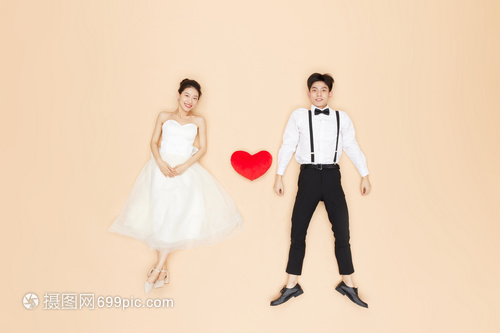 威廉希尔williamhill9个月歼灭近450套婚纱照！有人把照片“千刀万剐”