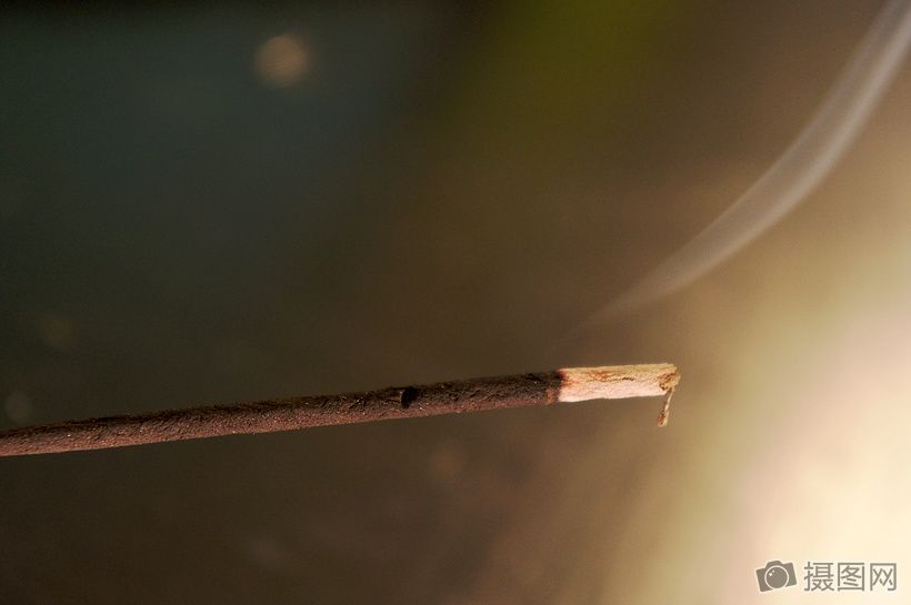 正在燃烧的檀香图片