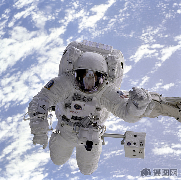 进行太空行走的宇航员