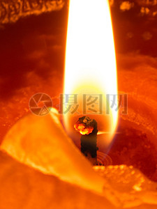 红色的烛光灯芯高清图片