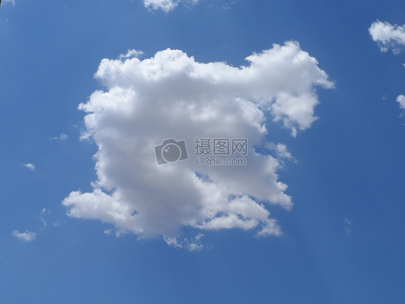 蓝天上一朵美丽的白云