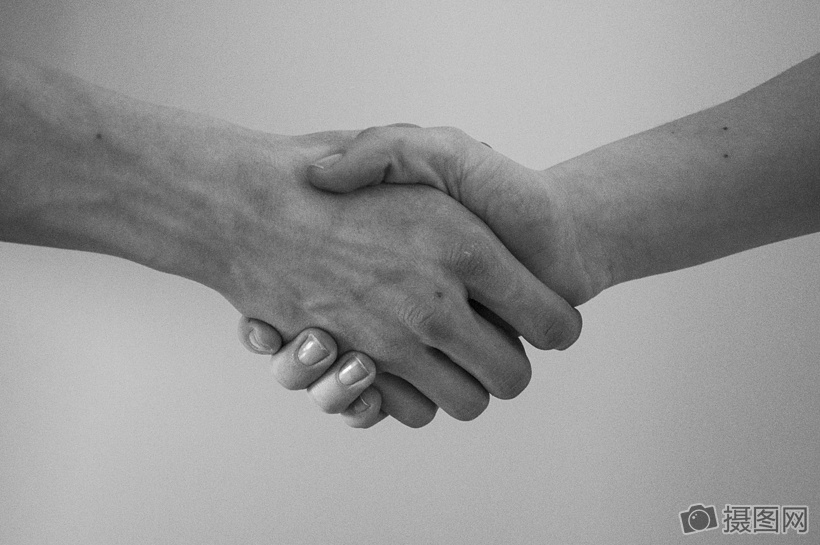 互相紧握的双手 图片